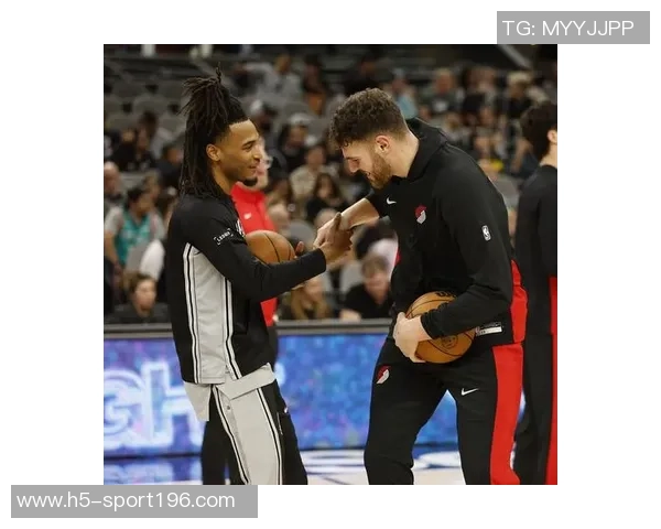 康大冠军队友重聚场边卡斯尔与克林根欢快嬉戏共度美好时光